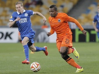 Jose Izquierdo (vpravo) z tímu FC Bruggy sa do semifinále Európskej ligy nepozrie. Stopku Belgičanom vystavil domáci Dnepropetrovsk.