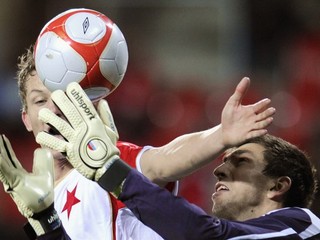 Futbalisti Slavie Praha (v bielo-červenom) sú momentálne v hernom kŕči.