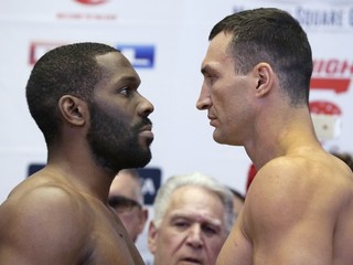 Američan Bryant Jennings (vľavo) síce vydržal boxovať s Kličkom až do konca, no zápas napokon aj tak na body prehral.