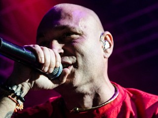 Landa je veľkým fanúšikom rýchlych áut.