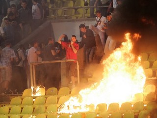 Belehradské derby Crvenej Zvezdy s Partizanom poznačili výtržnosti
