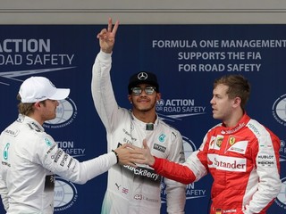 Lweis Hamilton chce v dohľadnom čase vyriešiť svoju športovú budúcnosť.