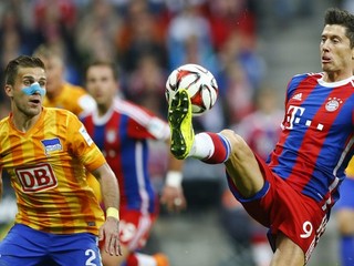 Peter Pekarík (vľavo) v súboji s útočníkom Bayernu Mníchov Robertom Lewandowskim.