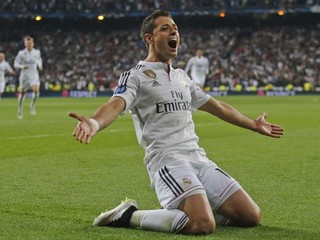 Javier Hernández oslavuje postupový gól v Lige majstrov do siete Atlética.