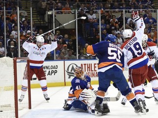 Hokejisti Washingtonu (v bielom) nakoniec Haláka a spol. zastavili hneď v úvodnom kole play off.