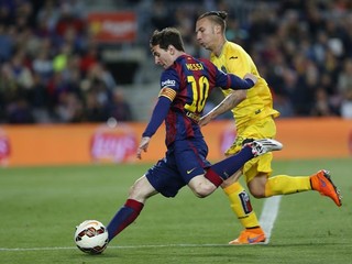 Lionel Messi (vľavo) sa snaží vystreliť cez brániaceho A. Arroya z Getafe.