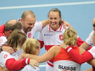 Hingisová (v strede) síce vo fedcupovom stretnutí proti Poľsku nevybojovala body pre svoj tím, no Švajčiarky aj tak napokon triumfovali.