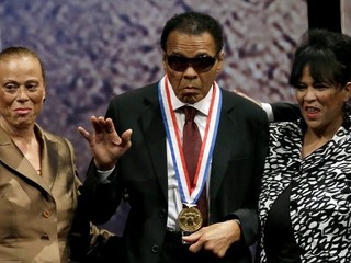 V roku 2012 si Muhammad Ali prevzal Medailu slobody za dlhoročný boj mimo ringu v oblasti ľudských práv či náboženskej slobody.