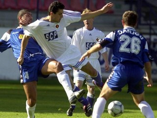 Futbalisti Troyes (modrí) postúpili na jeseň roku 2001 cez Ružomberok do druhého kola vo vtedajšom Pohári UEFA.