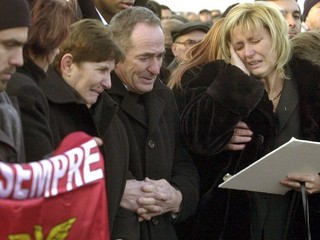 V roku 2004 skonal tesne pred koncom zápasu maďarský futbalista Miklós Fehér. Snímka je z hráčovho pohrebu.