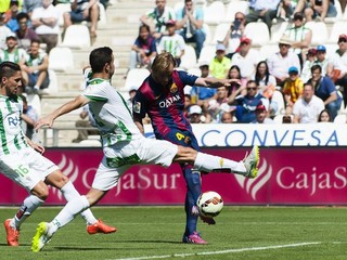 Ivan Rakitič práve strieľa úvodný gól zápasu. Katalánci potom pridali ešte ďalších sedem zásahov.