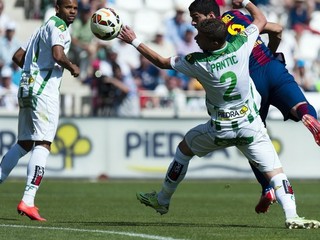 Luis Suárez strieľa hlavou jeden zo svojich troch gólov do siete Córdoby.