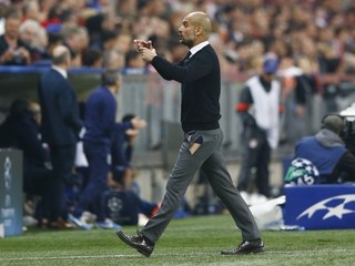 Pep Guardiola si zvyká na kritikov.