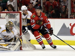 Jonathan Toews (s číslom 19) je kapitánom Chicaga Blackhawks, s ktorým momentálne bojuje v play-off NHL.