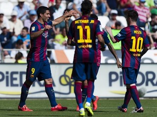Barcelona je momentálne v ohromnej forme. Naposledy vyhrala v Córdobe 8:0. Útočné trio Lionel Messi (vpravo), Neymar (s číslom 11) a Suárez (vľavo) strelilo v tejto sezóne už 108 gólov.