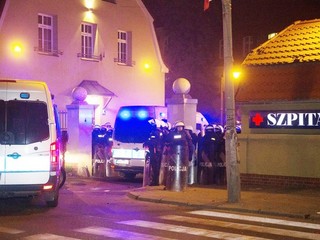 Život zraneného mladého fanúšika sa už nepodarilo zachrániť. Reakcia tvrdého jadra nenechala na seba dlho čakať.