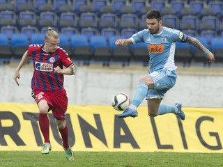 Cez víkend Seničania nestačili na úradujúceho majstra Slovan Bratislava. Na snímke si spracováva loptu Marko Milinkovič (vpravo), križovať sa ho pokúša Seničan Pavel Čermák.