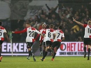 Hráči Feyenoordu (na snímke) svoj zápas proti Vitesse Arnhem v pôvodnom termíne neodohrajú.