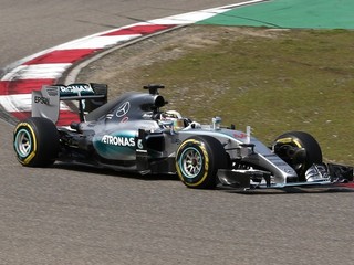 Najväčším favoritom na zisk prvenstva na VC Španielska je Lewis Hamilton.