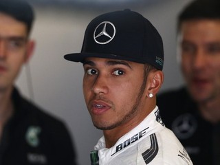 Hamilton je horúcim favoritom na víťazstvo v pretekoch.