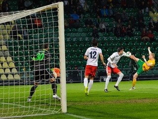 O akrobatické zakončenie sa pred bránou Zlatých Moraviec pokúša Lukáš Čmelík (v žlto-zelenom).