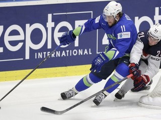 Ani najväčšia hviezda Anže Kopitar (vľavo) nepomohla Slovincom k záchrane medzi elitou MS.