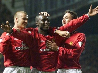Hviezdny zakončovateľ Manchestru United Andy Cole (v strede) by sa mal tiež objaviť v Poprade.