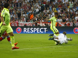 Luis Suárez (vľavo v žltom) prihráva na gól do siete Bayernu spoluhráčovi Neymarovi.