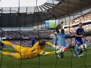 Andre Schürrle (vpravo) strieľa gól do siete Manchestru City.