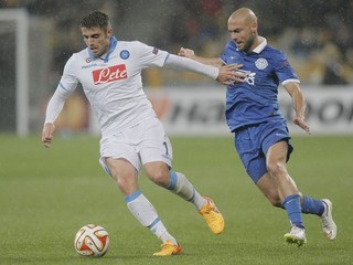 David Lopez z Neapolu (vľavo) sa snaží udržať loptu na kopačke pred Jabom Kankavom z Dnipropetrovska.