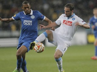 Hviezdny útočník Gonzalo Higuain (vpravo) sa v dovojzápase s ukrajinským celkom nepresadil a aj preto bude finále EL bez Neapolčanov.