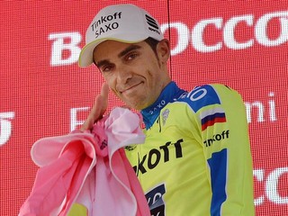 Alberto Contador musel v cieli ako líder pretekov vystúpiť na pódium. Pre bolesti v ramene si však nedokázal obliecť ružový dres, ktorý nosí prvý jazdec v celkovom hodnotení. Držal ho pred sebou v neporanenej pravej ruke.