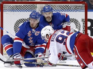 Dan Boyle (vzadu) patrí medzi skúsených obrancov v kádri Rangers.