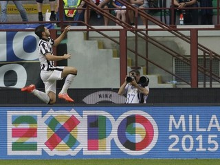 Álvaro Morata oslavuje víťazný gól do siete Interu Miláno.