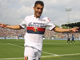 Iago Falque z FC Janov oslavuje jeden zo svojich dvoch gólov do siete Atalanty Bergamo.