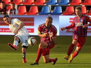 Hráč Trnavy Lukáš Greššák (vľavo) strieľa na bránu, márne ho bránia Petr Pavlík a Marek Pittner.