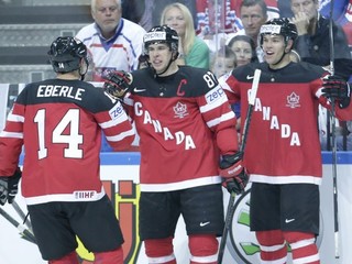 Sidney Crosby (v strede) prežil podobne ako celý kanadský tím skvelý šampionát.