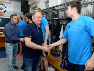 Genrálny manažér HC Košice Juraj Bakoš (v popredí) víta spolu s trénerom Petrom Oremusom hráčov pred prvým tréningom.