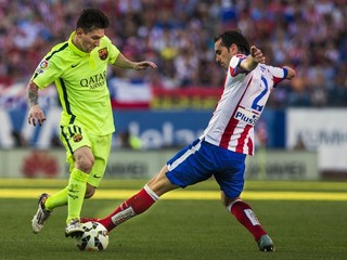 Lionel Messi (vľavo) sa pokúša obísť obrancu Atlética Diega Godína. V tejto sezóne mal najvýraznejší podiel na triumfe v La Lige.