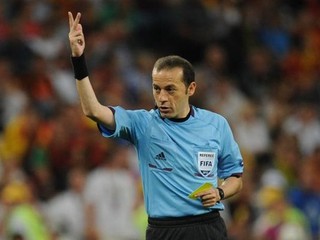 Finále Ligy majstrov povedie turecký rozhodca Cüneyt Cakir