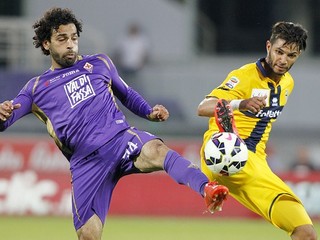 O loptu bojujú futbalista Fiorentiny Mohamed Salah (vľavo) a hráč Parmy Pedro Filipe Mendes.