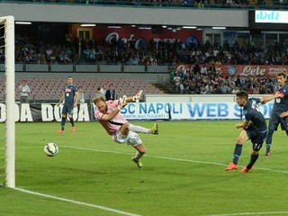 Dries Mertens strieľa jeden zo svojich dvoch gólov do siete Ceseny.