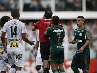 Brazílčan zaútočil na rozhodcu, dostal polročný dištanc