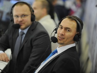 Na nedávno skončených MS pomáhali ako spolukomentátori bývalí hokejisti. Na snímke Miroslav Šatan (vpravo), v pozadí vľavo komentátor Pavol Gašpar.