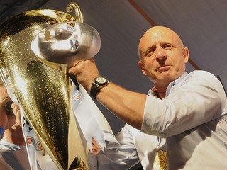 Karel Jarolím získal so Slovanom v roku 2011 double - vyhral Slovenský pohár aj ligu.