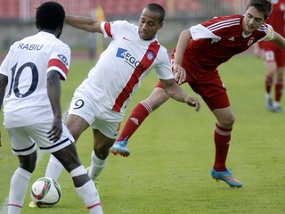 Ginno van Kessel a Ibrahim Rabiu z Trenčína v zápase proti Banskej Bystrici.