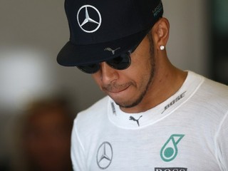 Lewis Hamilton bude naďalej reprezentovať farby Mercedesu.