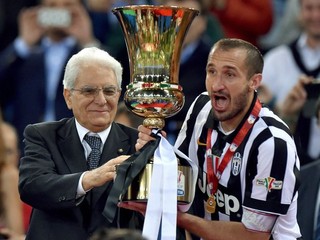 Víťaznú trofej prebral kapitán Giorgio Chiellini z rúk talianskeho prezidenta Sergia Mattrellu.