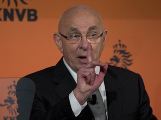 Michael van Praag sa kandidatúry vzdal.