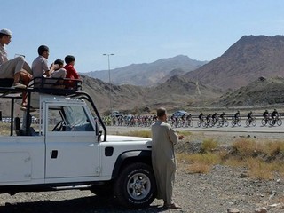 Na trati pretekov Okolo Ománu.